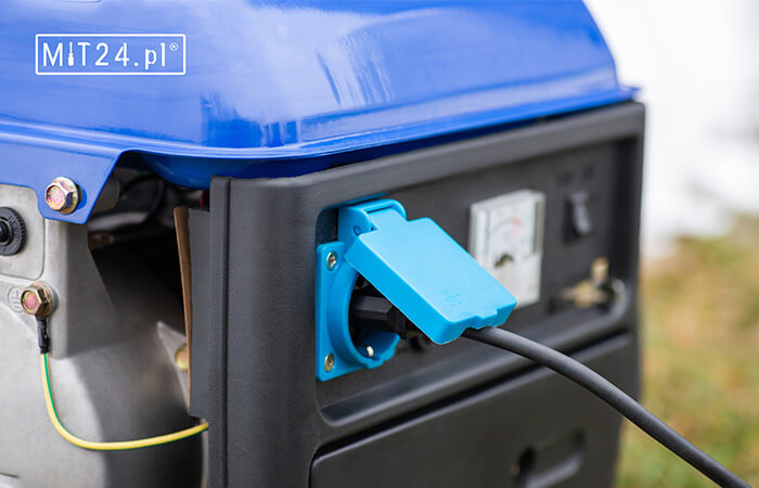 wtyczka elektryczna w wylocie generatora na zewnatrz z bliska