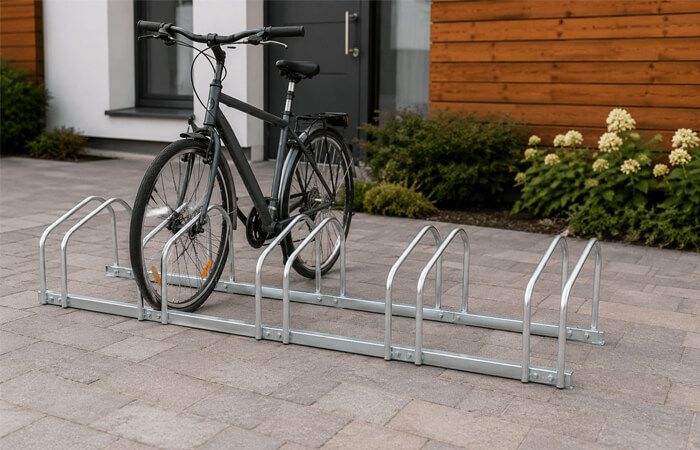 Stojak rowerowy przed domem, firmą i do garażu – jak wybrać odpowiedni model?