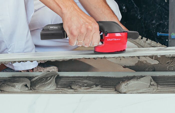 Układanie płytek bez wysiłku – jak działa przyssawka wibracyjna i dlaczego warto ją mieć?