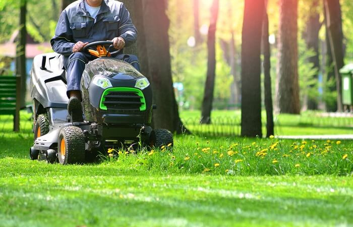 Na którą stronę przechylać traktorek do koszenia trawy?