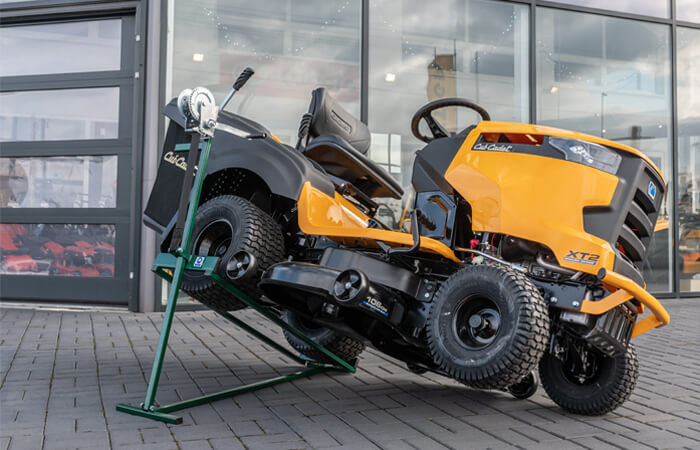 Jak wyczyścić kosiarkę? Poznaj najlepszy podnośnik do kosiarki traktorka