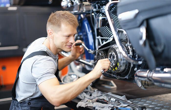 Stojak motocyklowy: Jak bezpiecznie podnieść motocykl do serwisu i przechowywania? Praktyczny poradnik krok po kroku